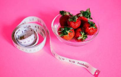 Nutrição e Dietética, Uma foto de fundo roda, com uma fita metrica e um pote de vidro com morangos